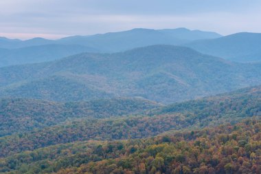 Blue Ridge dağ sırtlar Skyline sürücü Shenandoah Milli Parkı, Virginia'da sonbahar manzarası