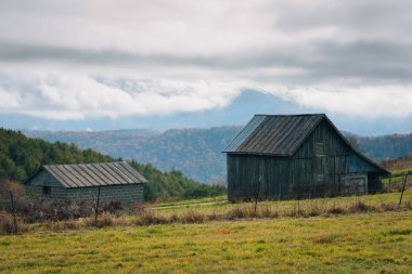 Ahır ve Blue Ridge Parkway Virginia Marnixkade Blue Ridge Dağları üzerinde alçak bulutlar.