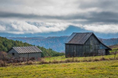 Ahır ve Blue Ridge Parkway Virginia Marnixkade Blue Ridge Dağları üzerinde alçak bulutlar.