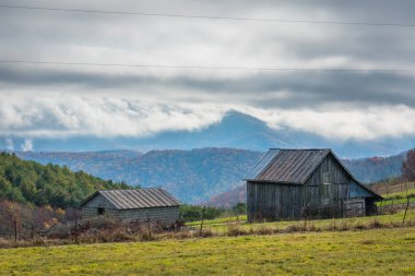 Ahır ve Blue Ridge Parkway Virginia Marnixkade Blue Ridge Dağları üzerinde alçak bulutlar.