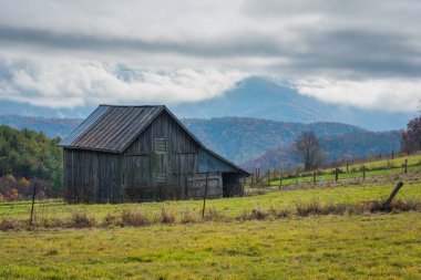 Ahır ve Blue Ridge Parkway Virginia Marnixkade Blue Ridge Dağları üzerinde alçak bulutlar.