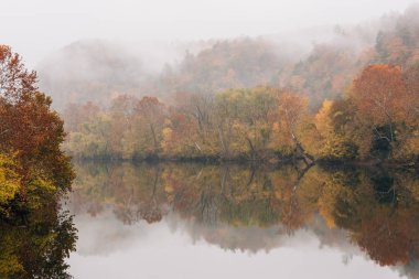Sis ve sonbahar renk Blue Ridge Parkway Virginia gelen James Nehri üzerinde.