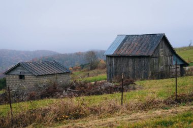 Blue Ridge Parkway Virginia Appalaş Dağları boyunca eski ahır