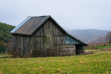 Blue Ridge Parkway Virginia Appalaş Dağları boyunca eski ahır