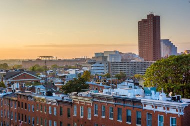Gün batımı görünümü Federal Hill satır evlerin ve şehir merkezinde, Baltimore, Maryland