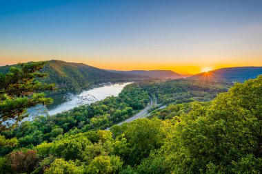 Potomac Nehri'nin Weverton Cliffs, Harpers Ferry, Batı Virginia yakınındaki gelen gün batımı görünümü.