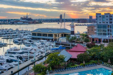 Canton, Baltimore, Maryland waterfront gün batımı görünümü