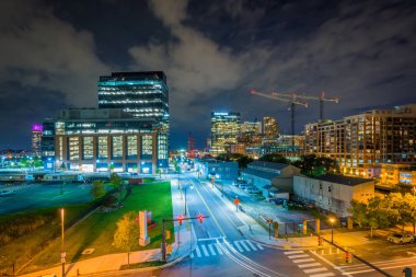 Gece, Baltimore, Maryland Harbor noktasının görünümü