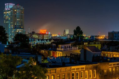Federal Hill ve Domino şeker fabrikası içinde Baltimore, Maryland gece görünümü