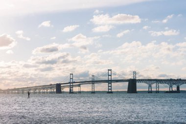 Chesapeake Körfezi Köprüsü üzerinden Sandy Point Devlet Parkı, Annapolis, Maryland görünümünü