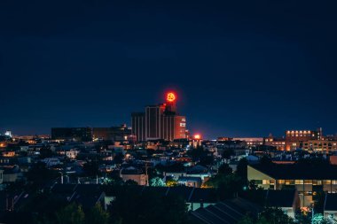 Canton, Baltimore, Maryland Natty Boh kulesinde gece görünümü