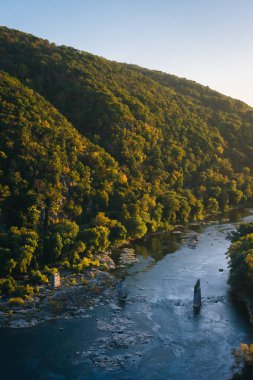 Maryland Heights Harpers Ferry, Batı Virginia'daki Shenandoah nehirden görünümünü