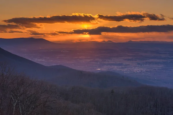 弗吉尼亚州雪兰国家公园天际线驱动的冬季日落 — 图库照片