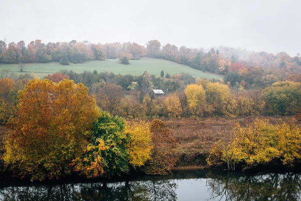 Herfst Kleur Langs James River Gezien Vanaf Blue Ridge Parkway — Stockfoto