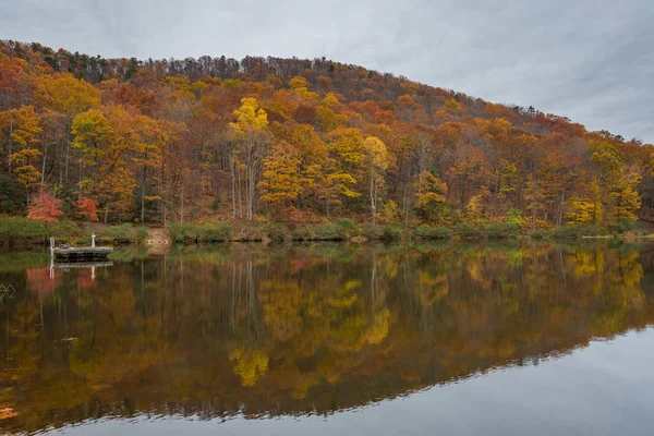 ブルーリッジ パークウェイ バージニアのジョージ ワシントン国家森林近くの Sherando 湖で秋の色 — ストック写真