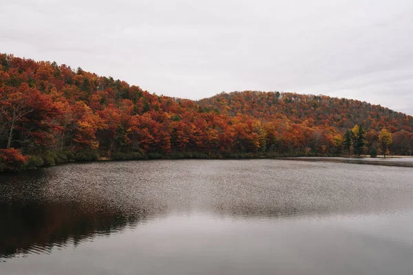 秋天反射在 Sherando 附近蓝色山脊大道在乔治 华盛顿国家森林 弗吉尼亚 — 图库照片