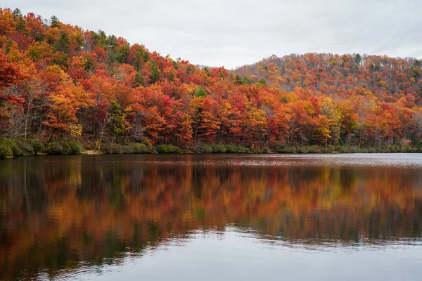 Reflexões Outono Lago Sherando Perto Blue Ridge Parkway Floresta Nacional — Fotografia de Stock