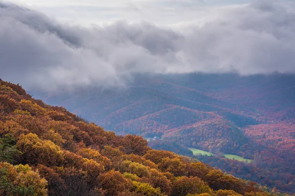 Jesienny Widok Ravens Przeoczyć Grzęda Blue Ridge Parkway Wirginii — Zdjęcie stockowe