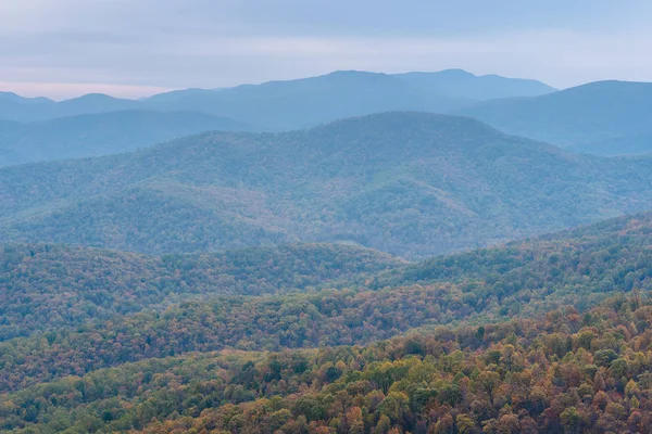 在弗吉尼亚雪碧国家公园的地平线上的蓝色山脊山脉的秋天景色 — 图库照片