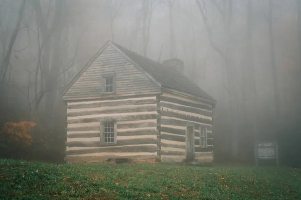 Cabaña Niebla Color Otoño Peaks Otter Blue Ridge Parkway Virginia —  Fotos de Stock