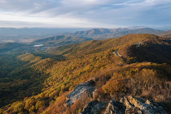 Podzimní Barevné Listí Blue Ridge Mountains Malé Kamenité Muž Útesy — Stock fotografie