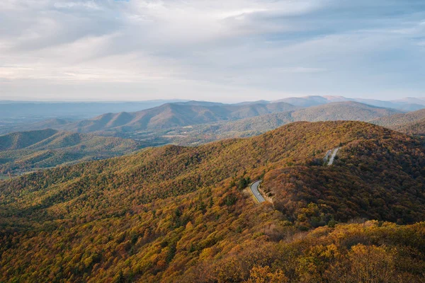 Podzimní Barevné Listí Blue Ridge Mountains Malé Kamenité Muž Útesy — Stock fotografie