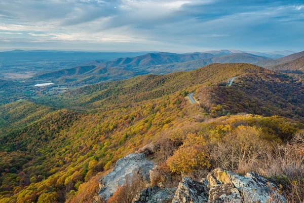 Podzimní Barevné Listí Blue Ridge Mountains Malé Kamenité Muž Útesy — Stock fotografie