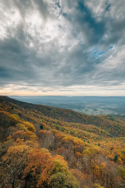 Spadek Koloru Blue Ridge Mountains Mało Kamienisty Człowiek Klify Szlak — Zdjęcie stockowe