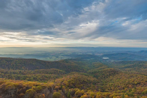 Höstfärg Och Blue Ridge Mountains Från Lite Stenig Man Klippor — Stockfoto