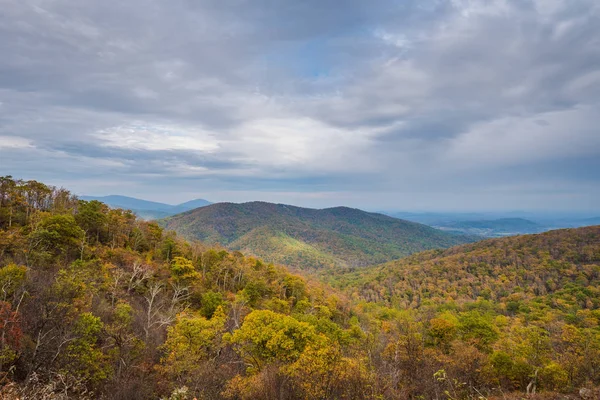 秋天颜色和蓝色山脊山视图从天际驱动在雪碧国家公园 弗吉尼亚 — 图库照片