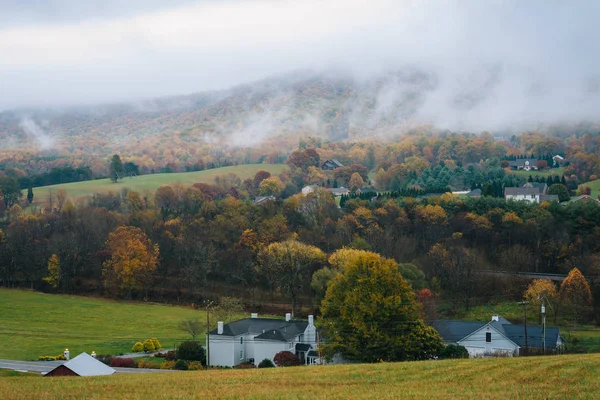 从蓝色山脊大道 在弗吉尼亚州罗阿诺克附近 有雾的阿巴拉契亚秋季景观 — 图库照片