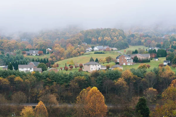 Roanoke, Virginia yakınındaki Blue Ridge Parkway sisli Appalachian sonbahar manzarası.