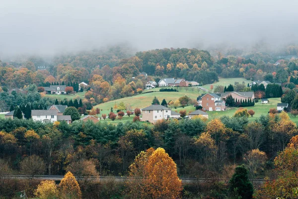 Roanoke, Virginia yakınındaki Blue Ridge Parkway sisli Appalachian sonbahar manzarası.