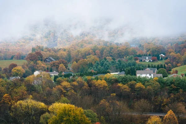 Roanoke, Virginia yakınındaki Blue Ridge Parkway sisli Appalachian sonbahar manzarası.