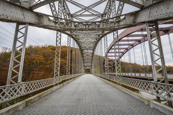 メリーランド州コッキーズビルの製紙工場道路のロックレイヴン貯水池の上の古い橋 — ストック写真