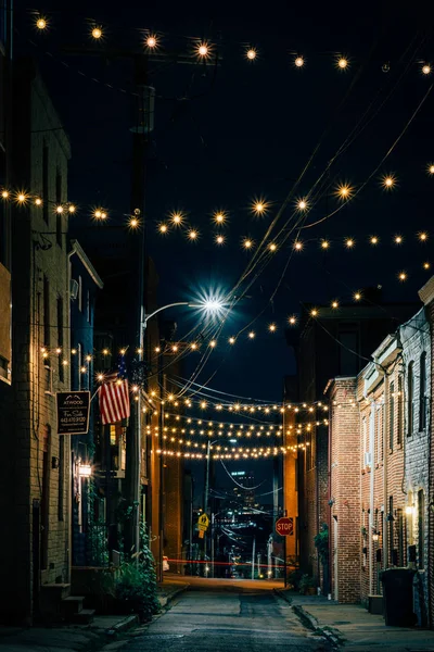 在马里兰州巴尔的摩的屠夫山 晚上教堂街的弦灯 — 图库照片