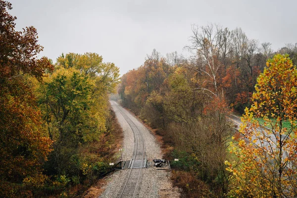 沿着詹姆斯河的铁轨 从弗吉尼亚州的蓝色山脊大路看 — 图库照片