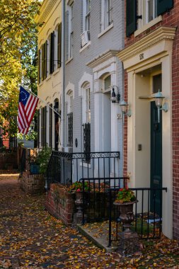 Sonbahar renk ve Old Town, Alexandria, Virginia satır evleri