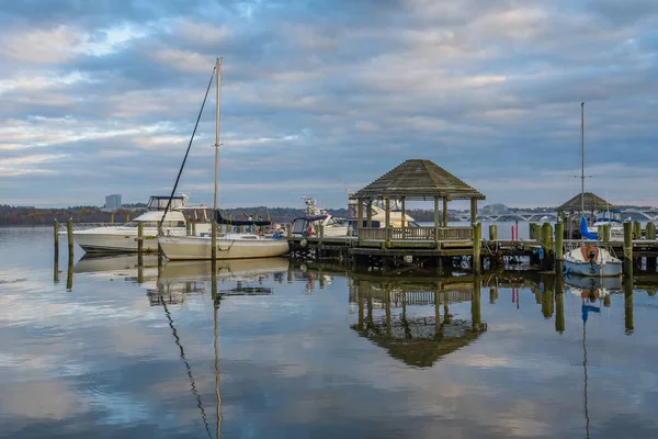 弗吉尼亚亚历山大港滨水区的凉亭和小船 — 图库照片