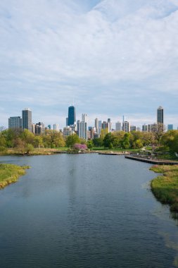 Chicago manzarası ve Güney gölet Lincoln Park, Chicago, Illinois