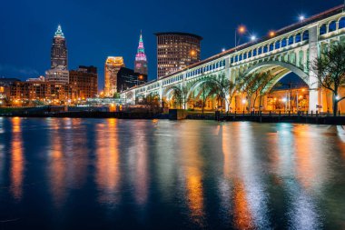 Cleveland manzarası ve Detroit-Çift köprü gece, Cleveland, Ohio