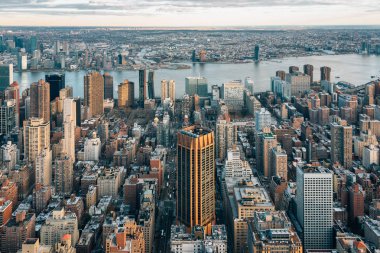 Midtown Manhattan ve New York'ta Doğu Nehri binaların görünümü