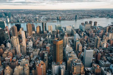 Midtown Manhattan ve New York'ta Doğu Nehri binaların görünümü