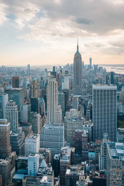 ニューヨーク市のエンパイア ステート ビルディング ミッドタウン マンハッタンのスカイラインの眺め — ストック写真