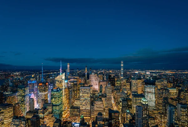 ニューヨーク市の夜では ミッドタウン マンハッタンのスカイラインの眺め — ストック写真