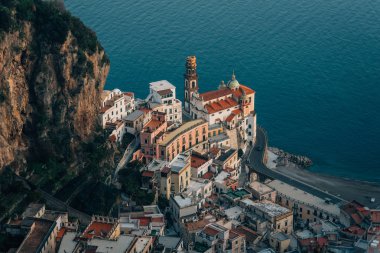 Atrani, görünümünü Amalfi kıyısında, Campania, İtalya
