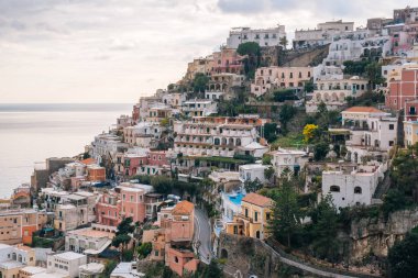 Positano, yamaca binaların görünümü Amalfi Coast Campania, İtalya
