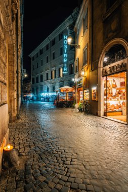 Via della Cuccagna geceleri yakınındaki Piazza Navona, Roma, İtalya.