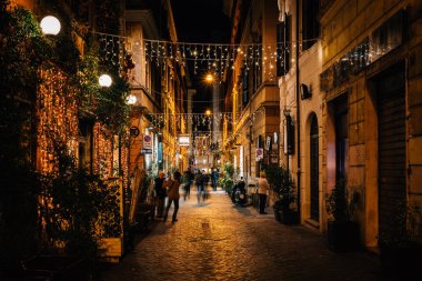 Via Belsiana geceleri yakınındaki Piazza di Spagna, Roma, İtalya.