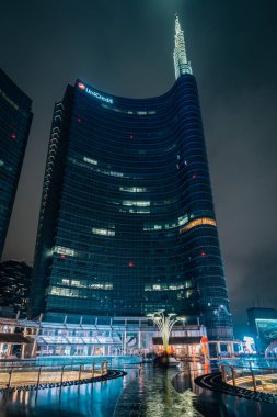 Unicredit Tower adlı gece, Piazza Gae Aulenti, Milan, İtalya